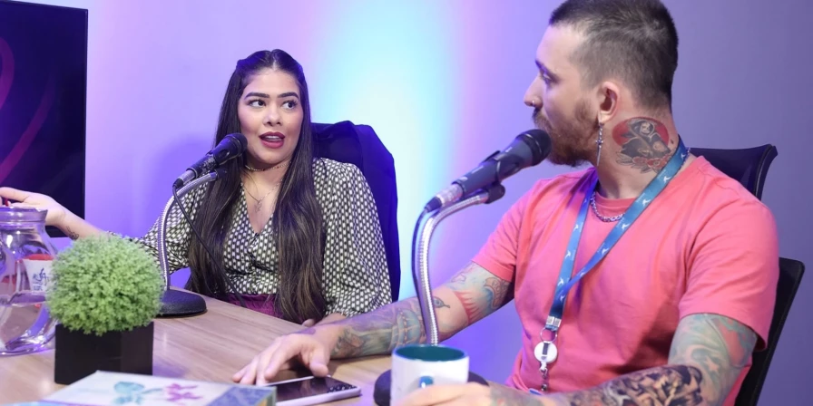 O Na Mira do Amor é apresentado pelos jornalistas André Nadler e Luciano Dias e conta com análises e comentários da sexóloga Mônica Moura e a psicóloga Paula Braga.
