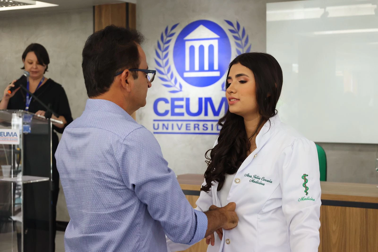 Padrinho veste jaleco na nova aluna do curso de medicina - Foto: Matheus Soares/Grupo Mirante