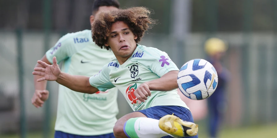 Guilherme Biro, meia da Seleção Brasileira, em treino