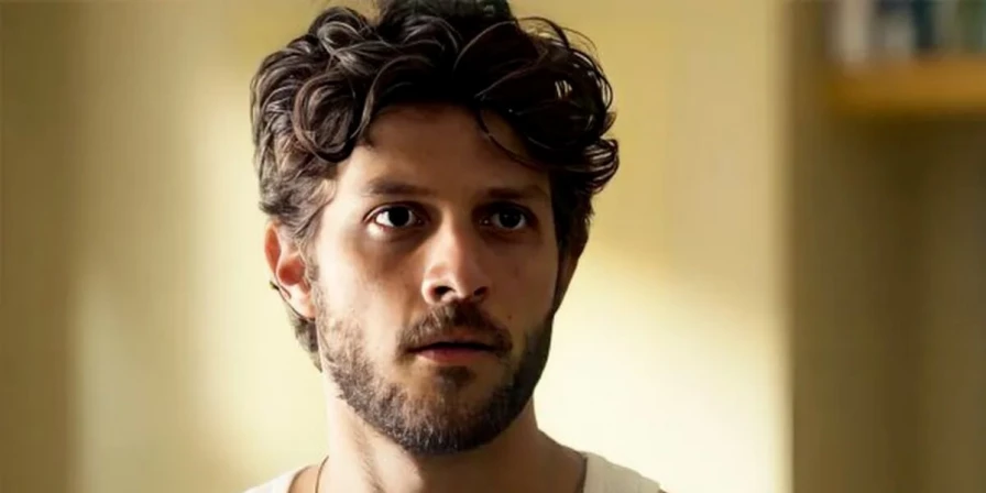 Ari (Chay Suede)