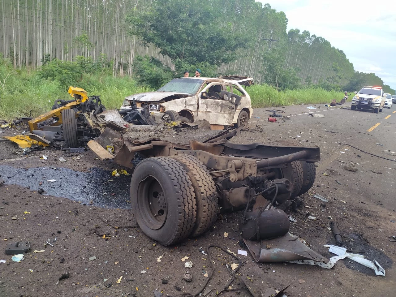 Destroços do carro-forte explodido ao lado do carro usado por bandidos. (Foto: Divulgação/PRF-MA)