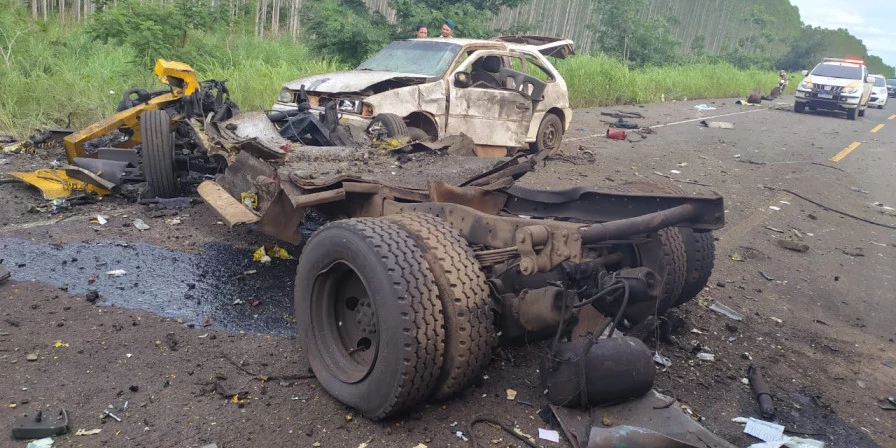 Carro-forte ficou destruído