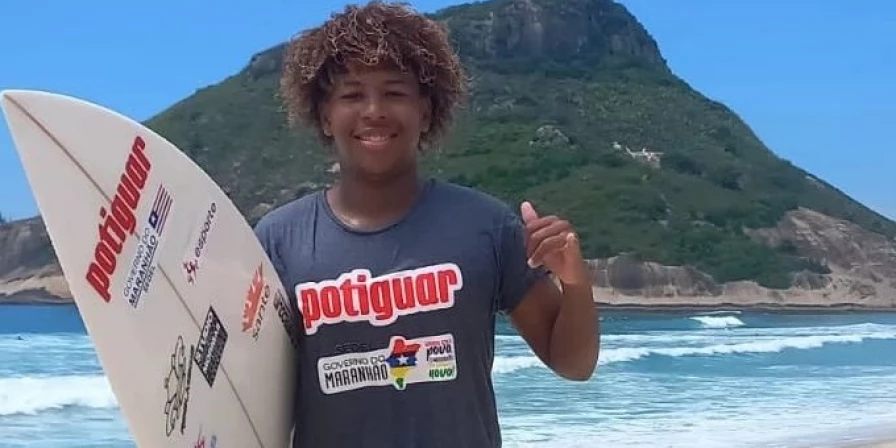 O surfista maranhense Kadu Pakinha foi campeão estadual Sub-16 em 2022.