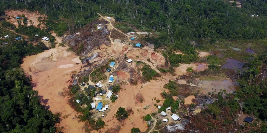 No post, o presidente ressaltou que há 840 pistas de voo clandestinas, das quais 75 são perto de terras Yanomami.