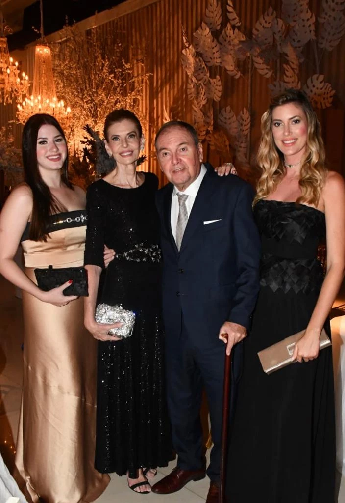 A designer Cintia Klamt Motta, na foto com a sobrinha Gabriela, o marido Fernando e a filha Bianca, está às voltas com a decoração do Almoço do PH Revista