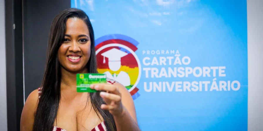 O benefício é constituído de um crédito de R$ 800 no cartão, pago em parcela única para utilização do aluno em seu deslocamento.