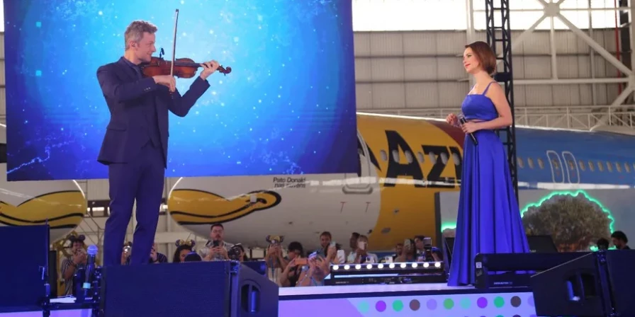 Sandy durante a apresentação com Lucas Lima