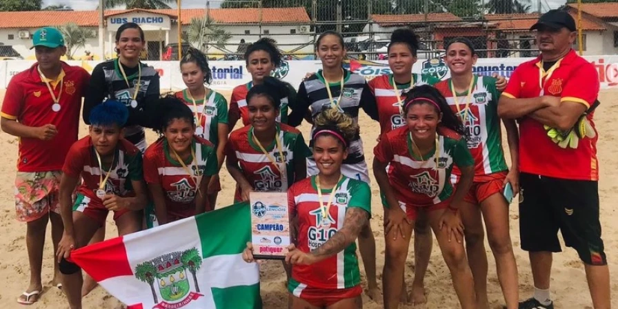 Adriele, ao lado das companheiras, exibe placa do título da Copa Lençóis Maranhense