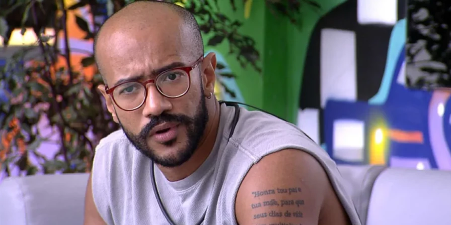 Ricardo afirma que já beijou homem e reflete sobre sexualidade.