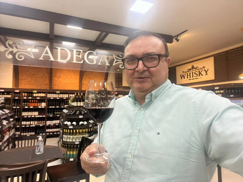 O empresário Luciano Gomes já entrou em clima de Carnaval, mas como um eterno degustador de bons vinhos