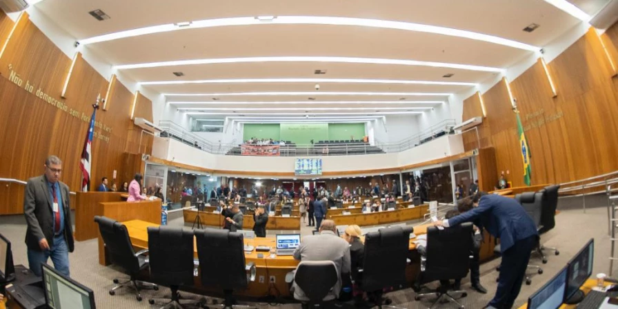 Deputados analisam projetos de lei na sessão desta terça-feira