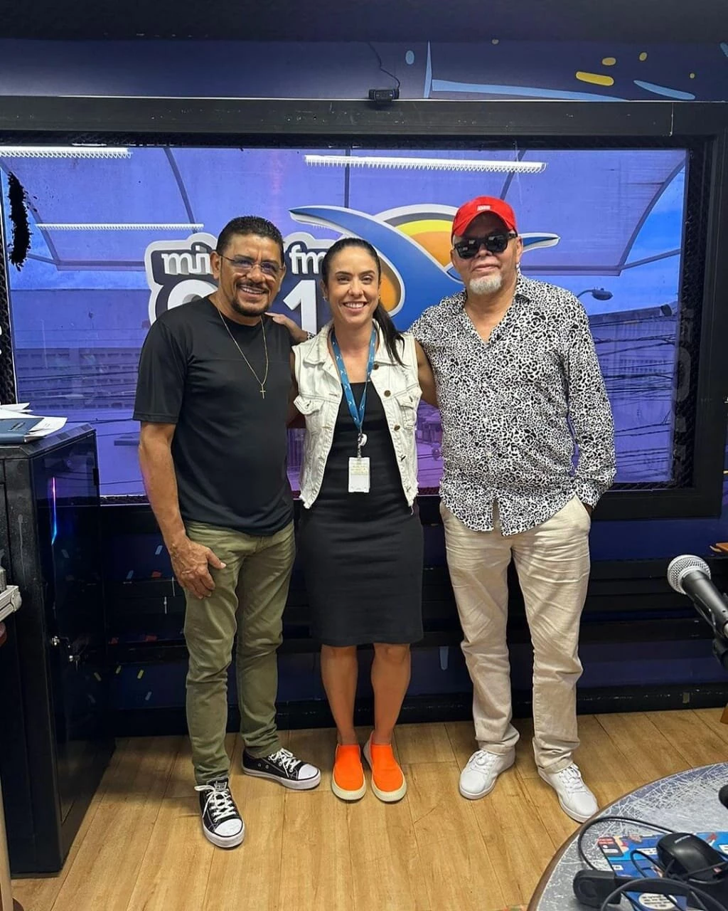 Betto Pereira, uma das atrações do Crioula Festival, conversando com Jana Fontenele e Evandro Costa, no programa Deixa Eu Te Contar, na Mirante FM. Foto: Divulgação