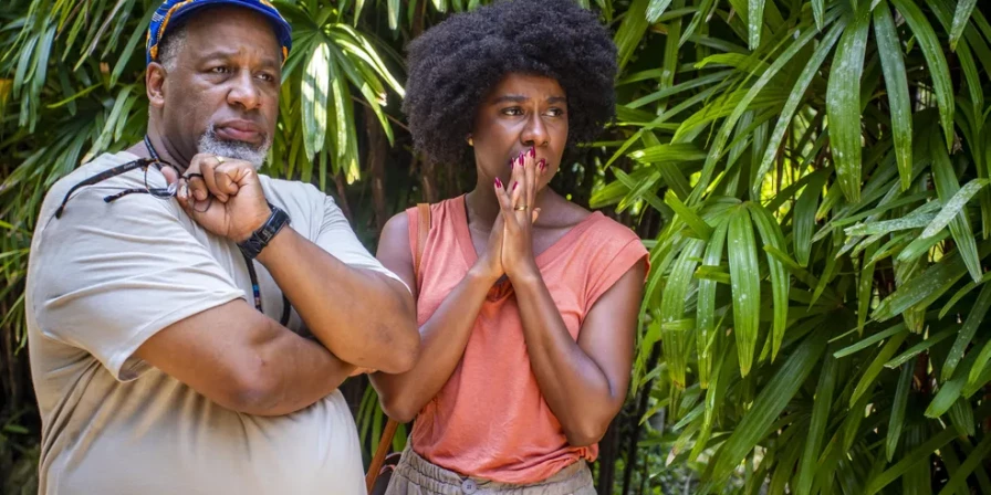 Monteiro (Aílton Graça) e Laís (Indira Nascimento), em Travessia
