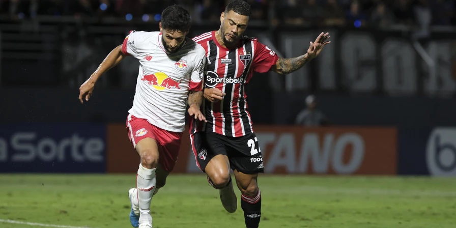 Lance da partida entre Bragantino e São Paulo, pelo Campeonato Paulista.