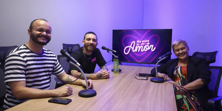 O Na Mira do Amor é apresentado pelos jornalistas André Nadler e Luciano Dias.