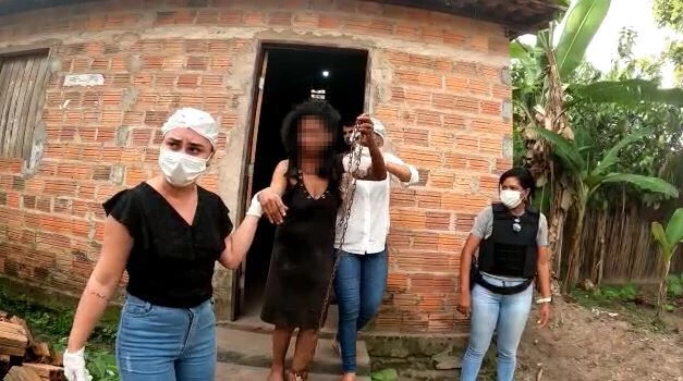 Vítima foi encontrada com os braços amarrados e os pés acorrentados - Foto: Divulgação