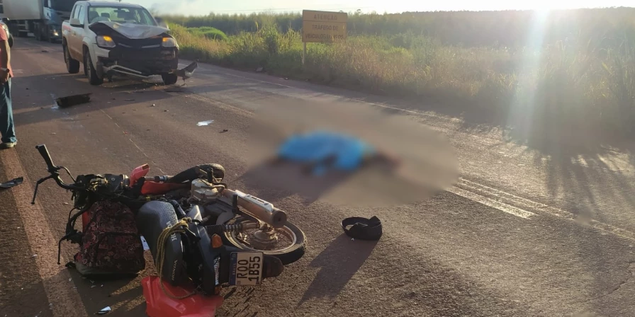 Motocicleta colidiu de frente com a caminhonete