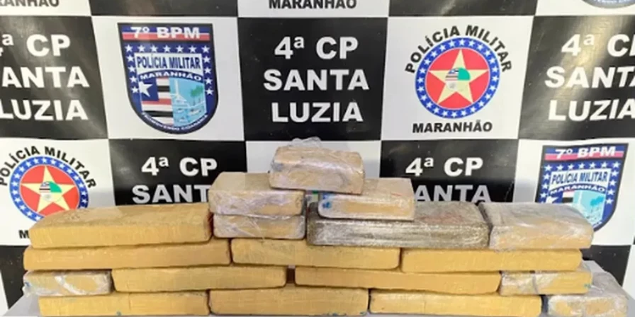 Droga apreendida com a adolescente dentro do táxi.