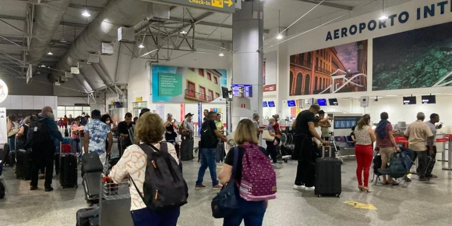 Antes de o passageiro embarcar na aeronave é obrigatório que ele submeta a sua mala de mão a uma inspeção rápida, via raio-X.