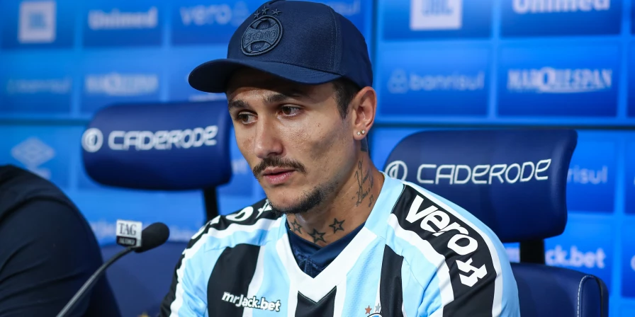 Vina, meia-atacante do Grêmio.