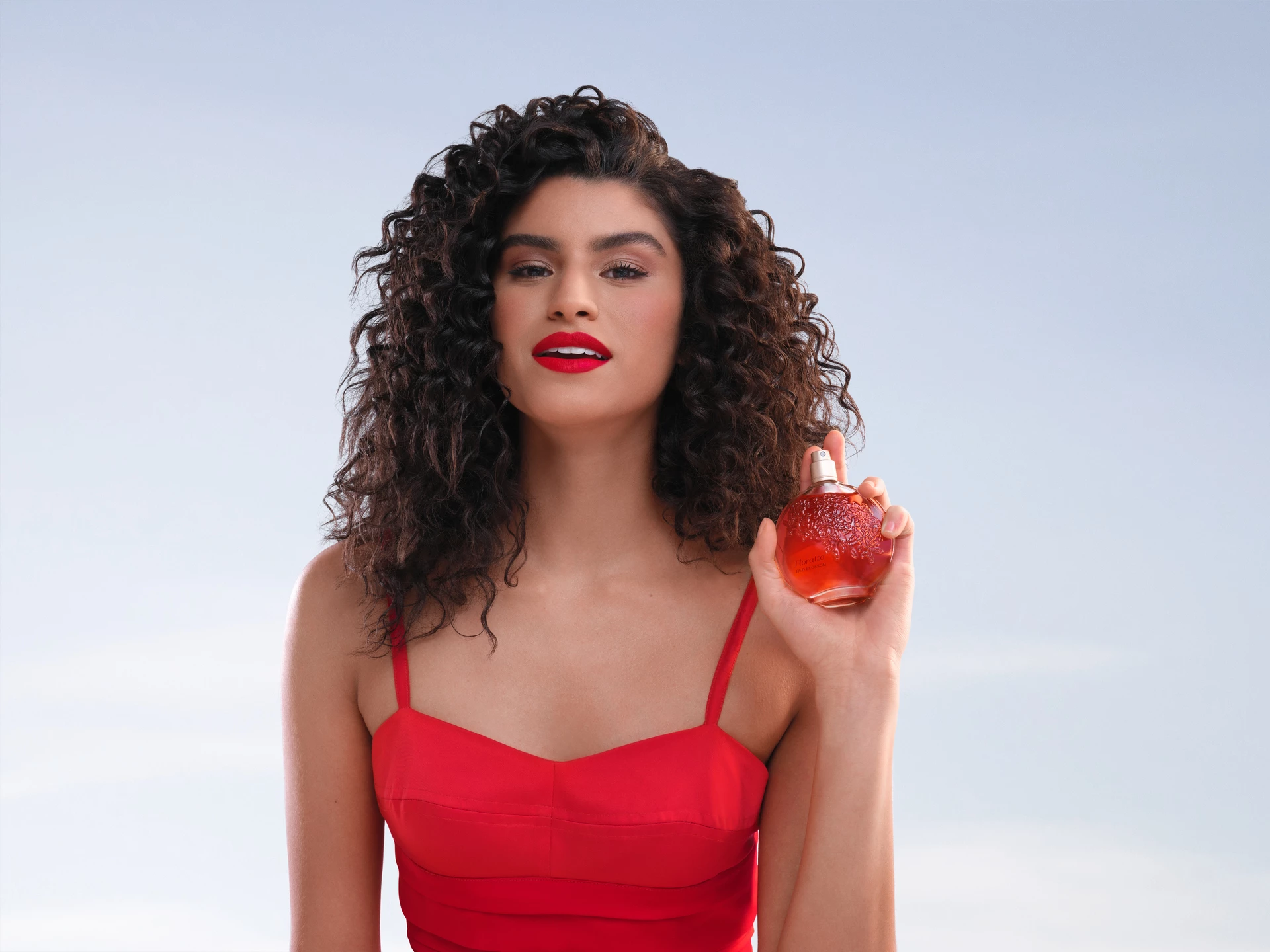 O lançamento se destaca por ter uma fragrância mais luminosa do que a anterior, com assinatura floral frutal. (Foto: Divulgação)