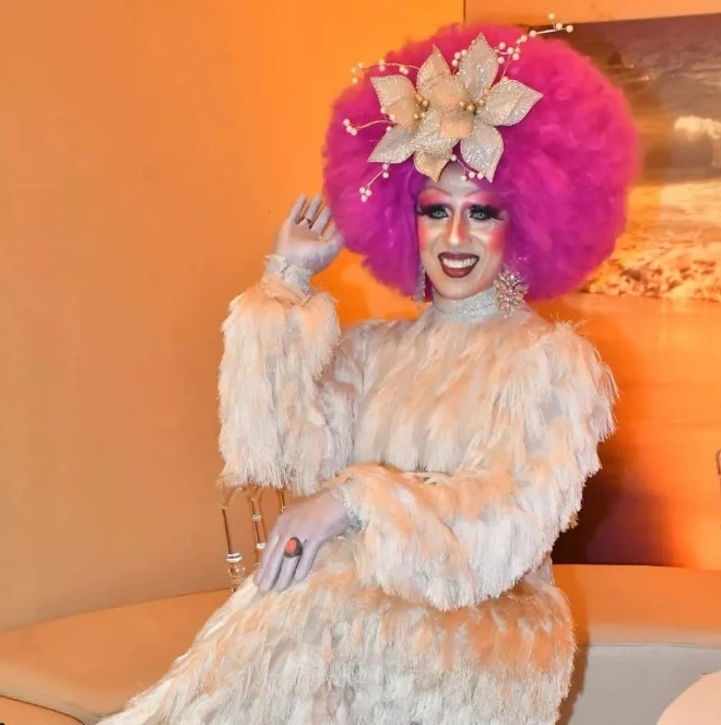 Maranhense Rafael Santos como a drag queen 'Adriane Bombom'