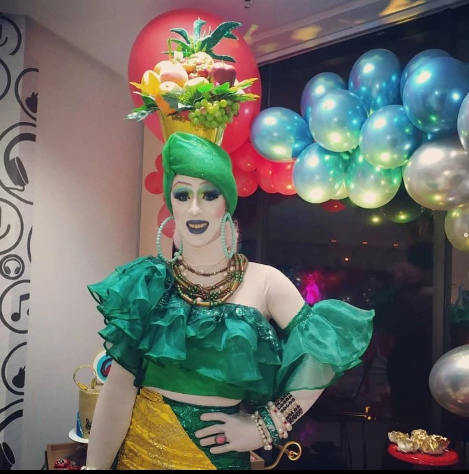 'Adriane Bombom' como Carmen Miranda