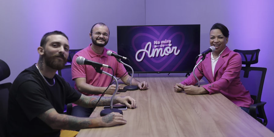 O Na Mira do Amor é apresentado pelos jornalistas André Nadler e Luciano Dias.