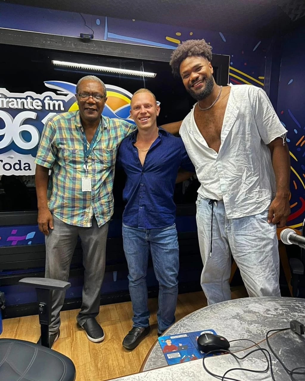 Legenda: Pedro Joakin e Aster Coubert no Plugado, na Mirante FM. Foto: Divulgação