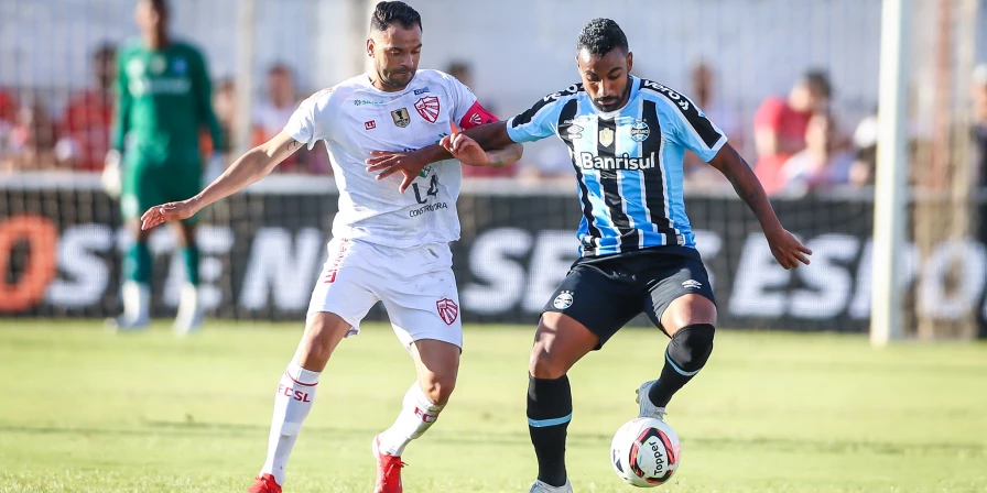 Lance do duelo entre São Luiz e Grêmio.