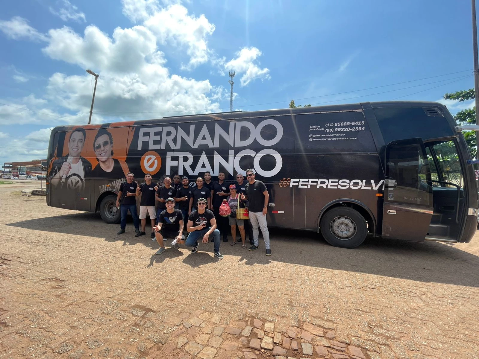 Artistas, músicos e produção viajam a bordo de ônibus personalizado