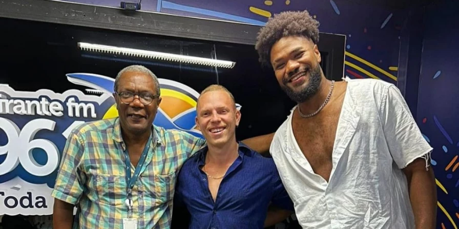 Aster Coubert e Pedro Joakin no Plugado, na Mirante FM. Divulgação