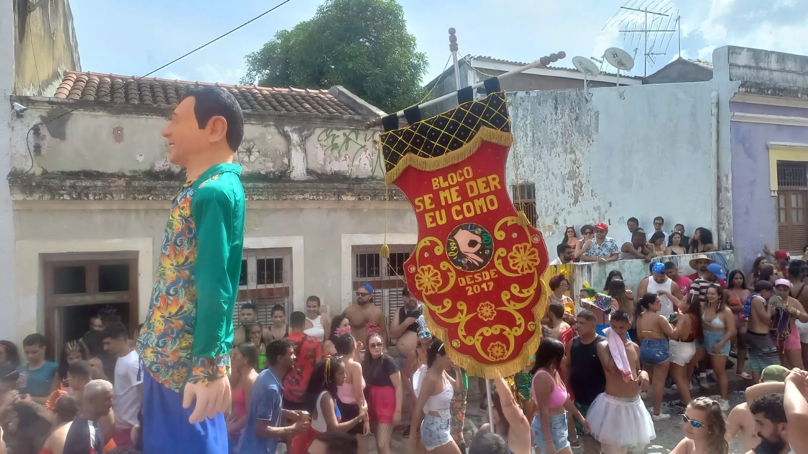 O Bloco Se Me Der eu Como, idealizado por Nosly e Itamara, arrasta multidão pelas ruas de Olinda. Foto: Divulgação