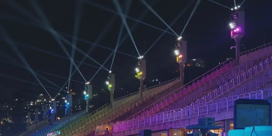 Sambódromo do Rio aguardam mais escolas na noite deste domingo