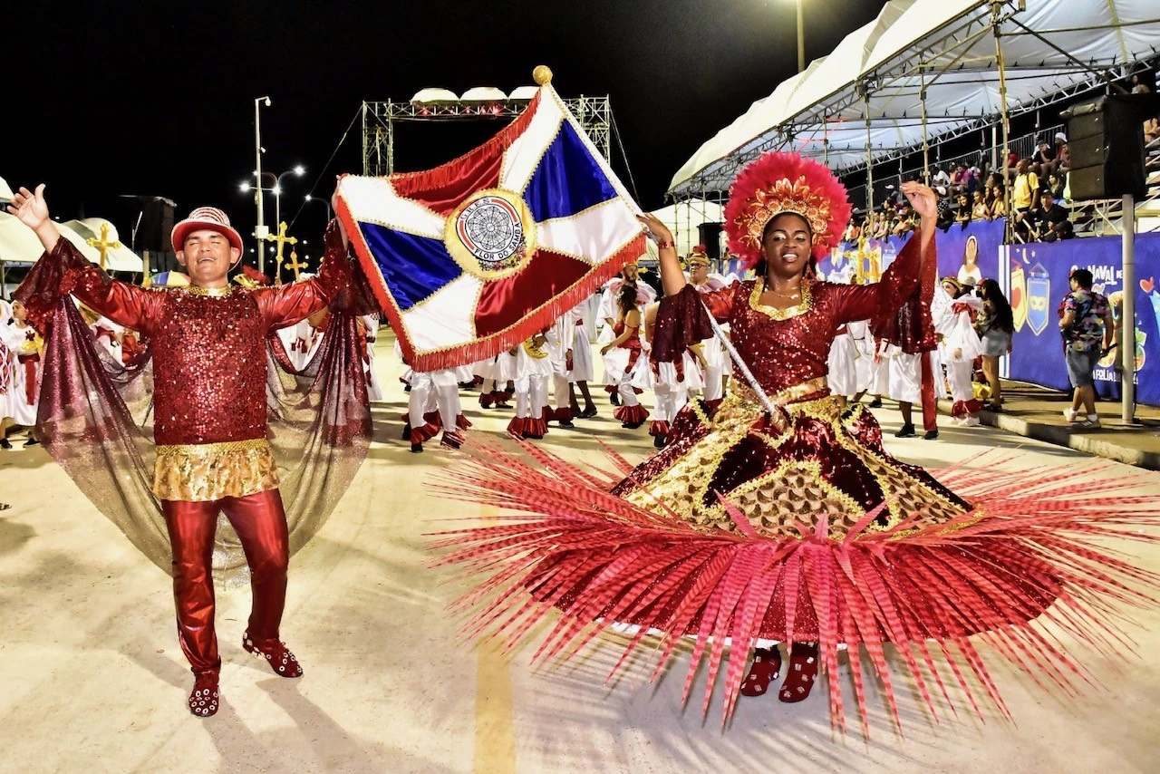 A escola Flor do Samba encerrou o Carnaval de Passarela 2023 com uma homenagem às perdas de pessoas para a Covid-19