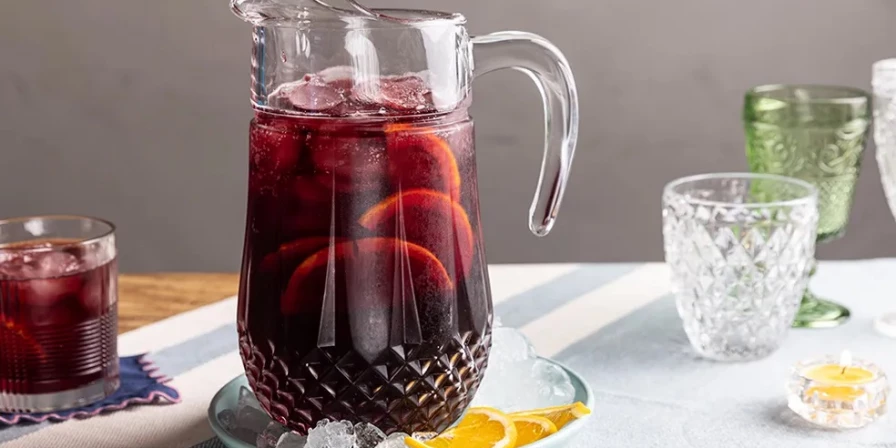 A bebida é feita com vinho tinto, água com gás e laranja-baía. Confira!