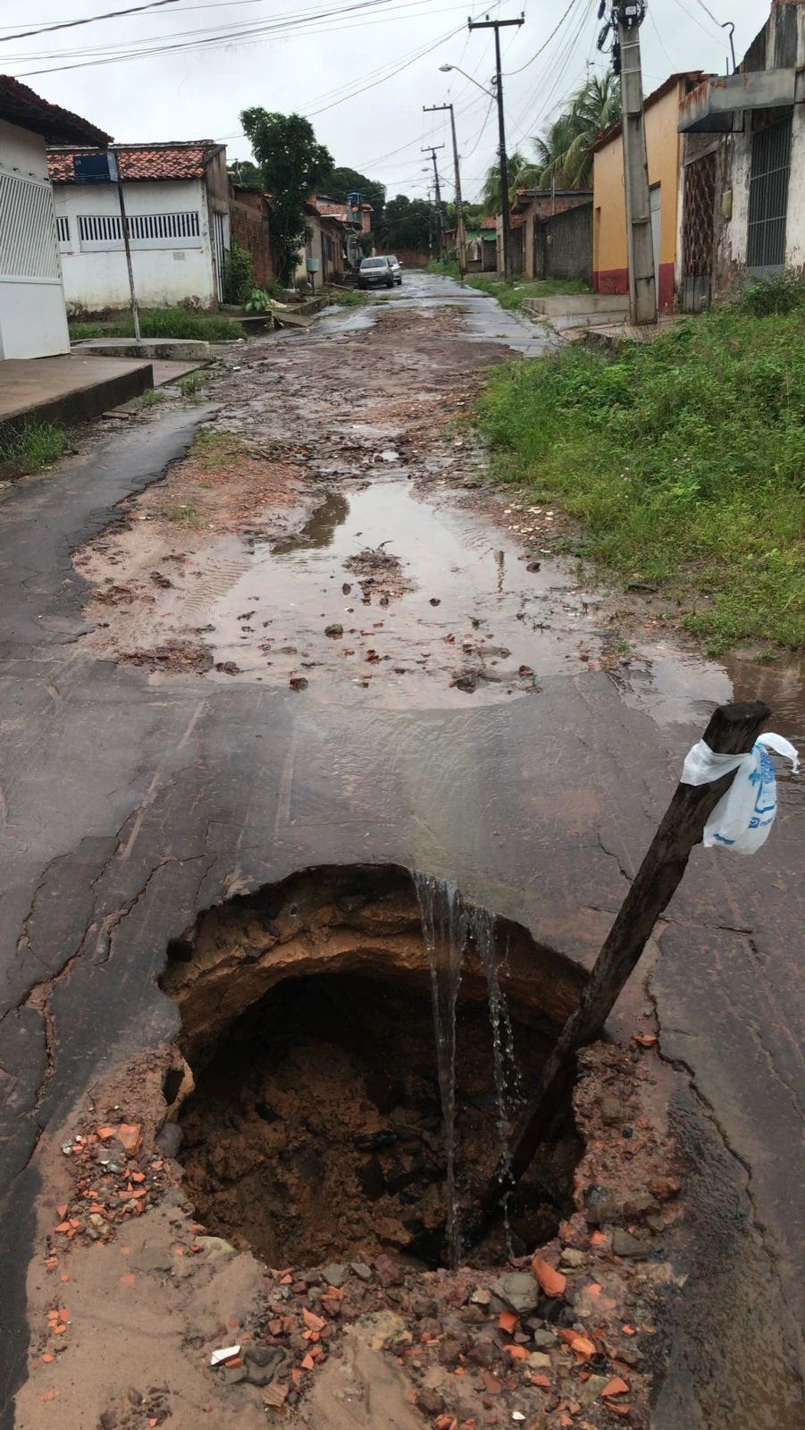 De acordo com moradores, os inúmeros buracos nas ruas têm causado prejuízos. Foto: Reprodução