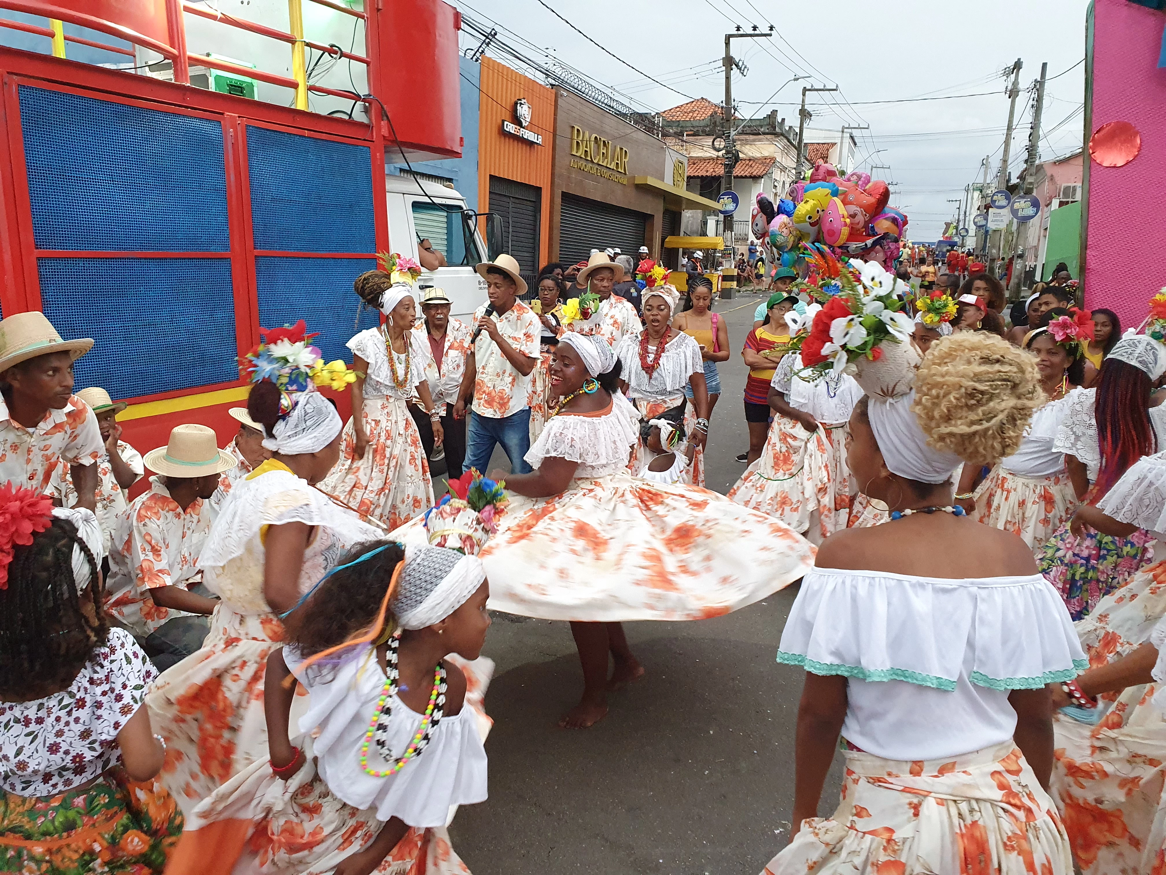 A Turma dos Crioulos iniciou o cortejo de Carnaval na Madre Deus com muito tambor de crioula. (Foto: Gustavo Arruda / Grupo Mirante)