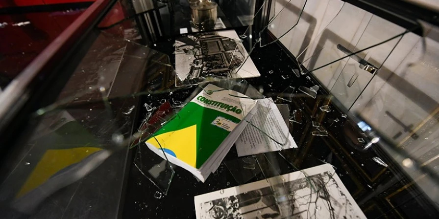 Projeto no senado quer tornar inelegível quem atentar contra a democracia
