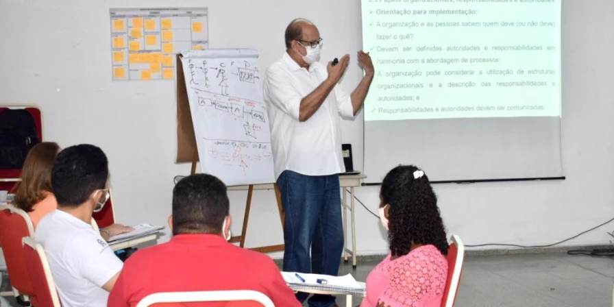 O instrutor do IEL-MA ministrando capacitação.