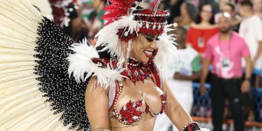 Ex-BBB Larissa Tomásia durante desfile da Império Serrano 2023.