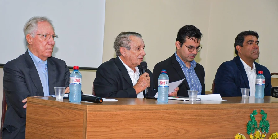 Luiz Renner, acompanhado do novo diretor da Alumar, Walmer Rocha, do subsecretário da Seplan, Dionatan Carvalho e de José Reinaldo.
