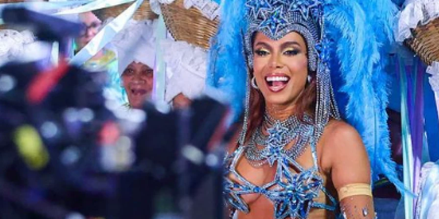 Com look emprestado de Sabrina Sato, Anitta arrasa na Marquês de Sapucaí.