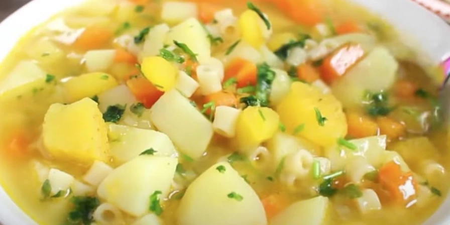 Sopa de legumes com macarrão.