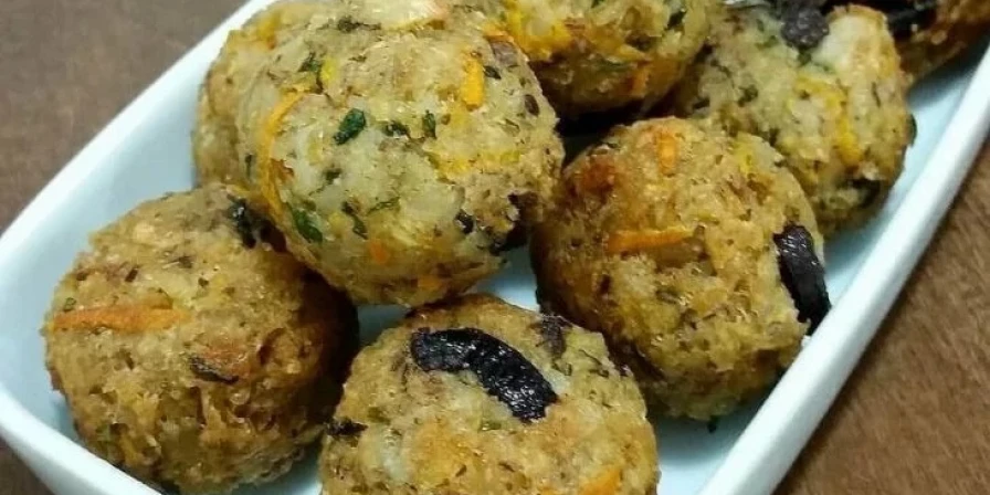 Bolinho de arroz com queijo e vegetais.