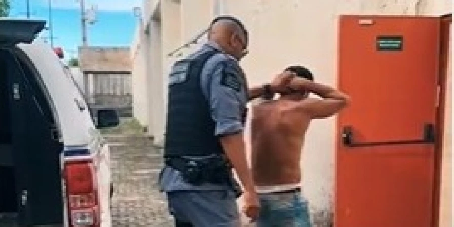O conduzido estava com um mandado de prisão em aberto, por conta de um assalto à agência dos correios.