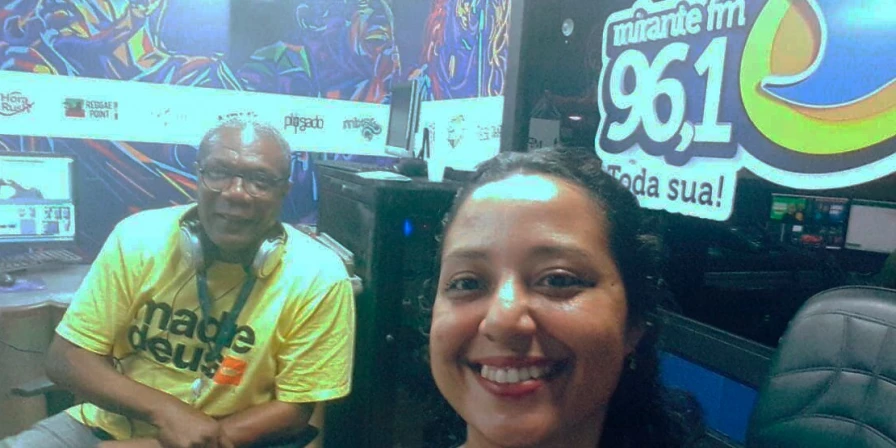 Cláudia Marreiros no Plugado, na Mirante FM. Foto: Divulgação