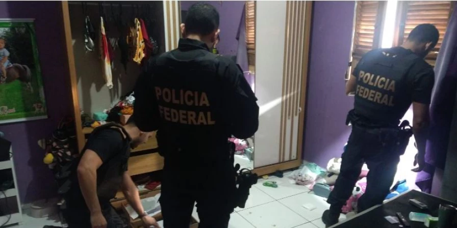 No total, 22 policiais federais cumpriram sete mandados judiciais.