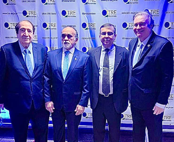 Os novos presidente e vice-presidente do TRE-MA, desembargadores José Luiz Oliveira de Almeida e José Gonçalo de Sousa Filho, entre o ex-deputado César Bandeira e o corregedor-geral da Justiça, do TJMA, desembargador Froz Sobrinho