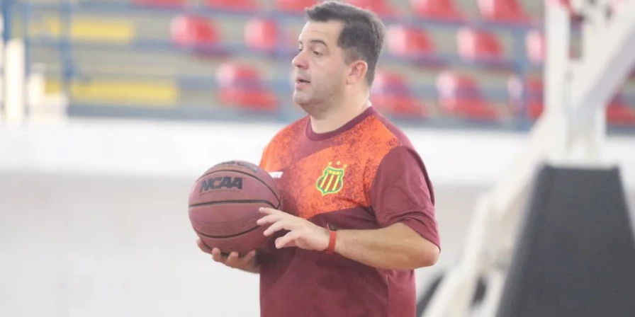 Cristian Santander, técnico do Sampaio Basquete.
